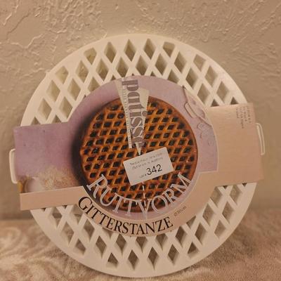  lattice dough round cutter- so you can cut the perfect pie top crust.