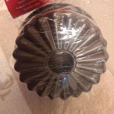 Cake pans- set of 2 new in package cake molds
