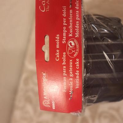 Cake pans- set of 2 new in package cake molds