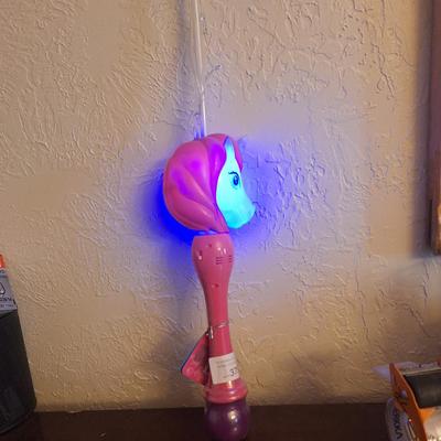 LED unicorn bubble wand- lights up.  Bubbles may not work see desc