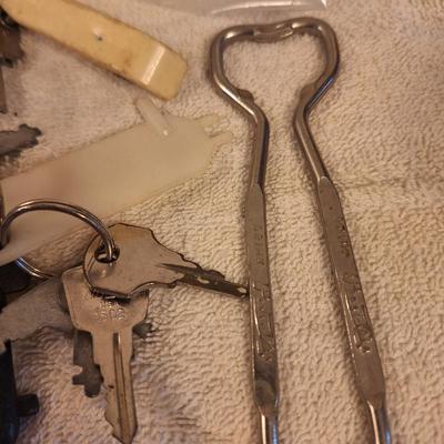 mixed lot of vintage and antique keys