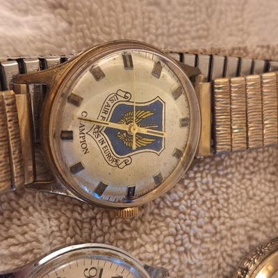 vintage watches likely needing repairs see all photos.