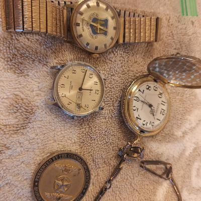 vintage watches likely needing repairs see all photos.