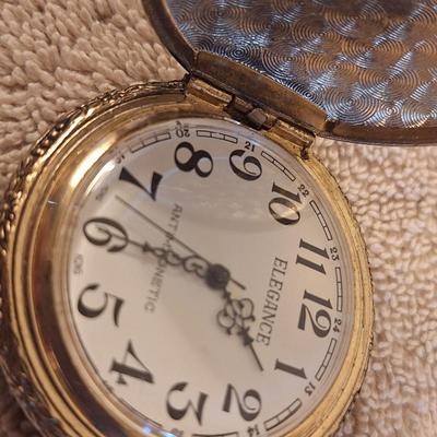 vintage watches likely needing repairs see all photos.