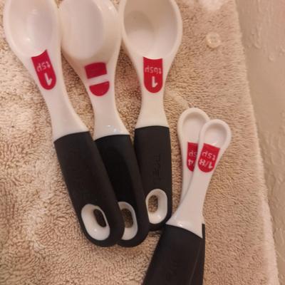 3 sets of measuring spoons