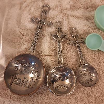 3 sets of measuring spoons