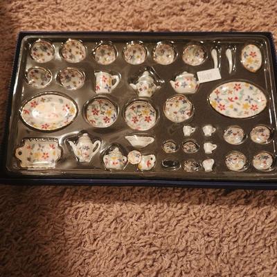 Large Multicolored Flower Doll Dish Set