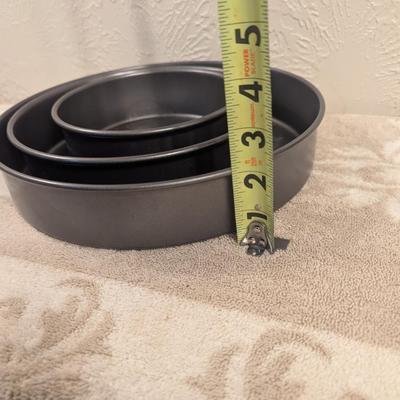 Chicago Metallic nested set of non-stick round baking pans, likely intended for pizza or cakes.