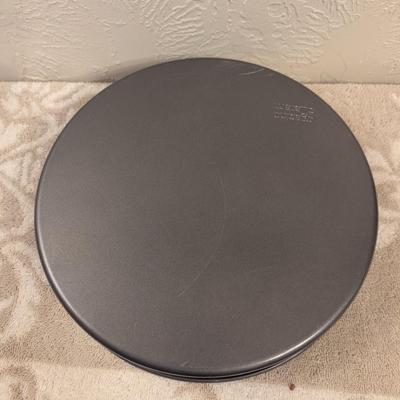 Chicago Metallic nested set of non-stick round baking pans, likely intended for pizza or cakes.
