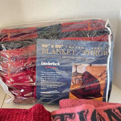 965 Lot of Throw Blankets