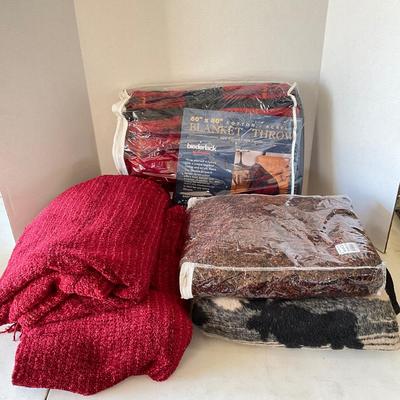 965 Lot of Throw Blankets