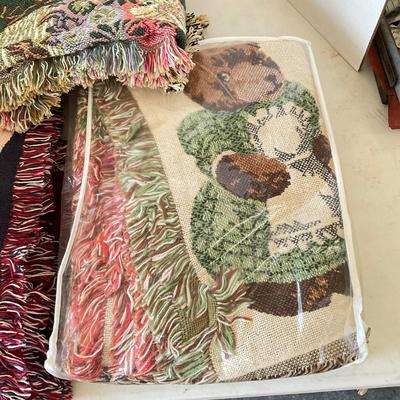 956 Various Themed Throw Blankets