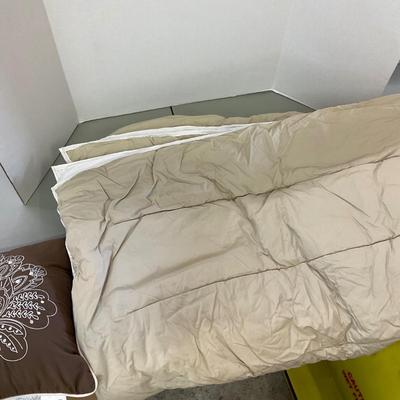 960 Like New Casual Home Comforter and Decorative Pillow