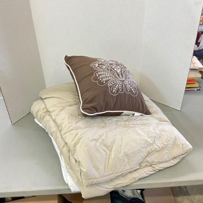 960 Like New Casual Home Comforter and Decorative Pillow