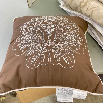 960 Like New Casual Home Comforter and Decorative Pillow