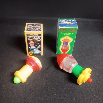 2 TOY TOPS