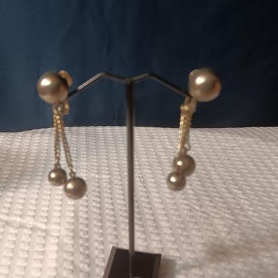 SILVER TONE BROOCH AND SCREW BACK EARRINGS