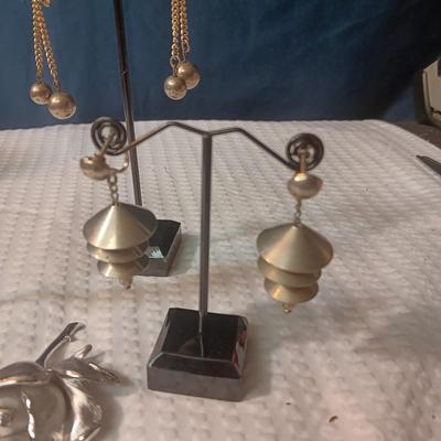 SILVER TONE BROOCH AND SCREW BACK EARRINGS