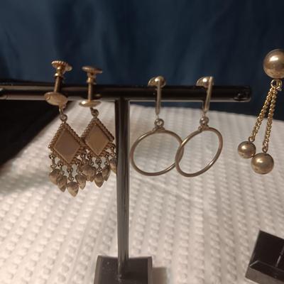 SILVER TONE BROOCH AND SCREW BACK EARRINGS