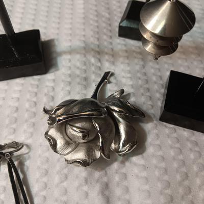 SILVER TONE BROOCH AND SCREW BACK EARRINGS