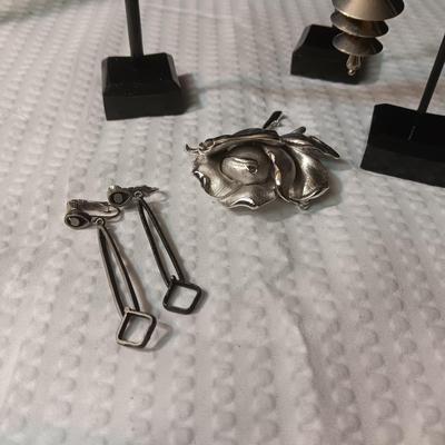 SILVER TONE BROOCH AND SCREW BACK EARRINGS