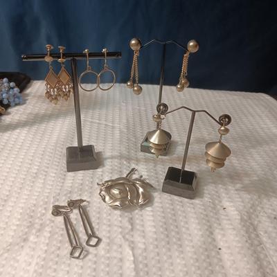 SILVER TONE BROOCH AND SCREW BACK EARRINGS