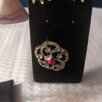 VINTAGE COSTUME JEWELRY WITH PURPLE AND LAVENDER STONES