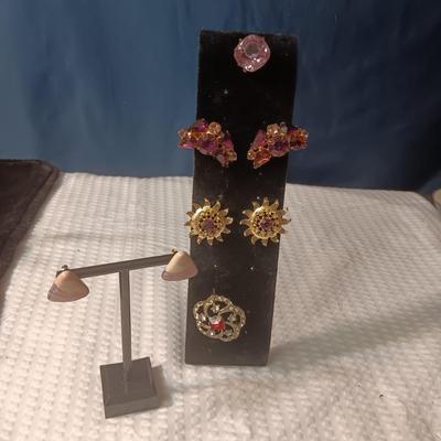 VINTAGE COSTUME JEWELRY WITH PURPLE AND LAVENDER STONES