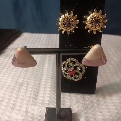 VINTAGE COSTUME JEWELRY WITH PURPLE AND LAVENDER STONES