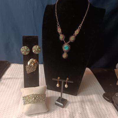 SILVER TONE COSTUME JEWELRY