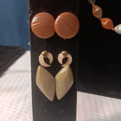 EARTH TONE NECKLACE AND PIERCED EARRINGS