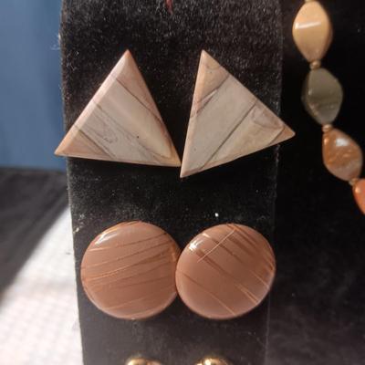EARTH TONE NECKLACE AND PIERCED EARRINGS