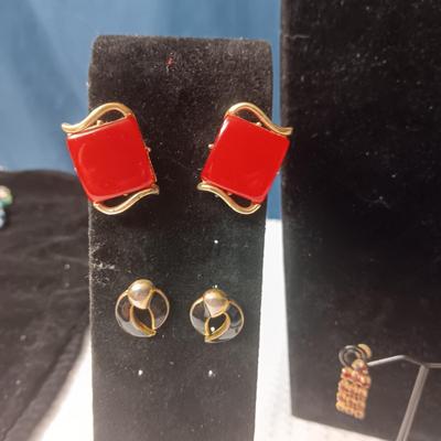 COSTUME JEWELRY WITH CLIP ON & SCREW BACK EARRINGS