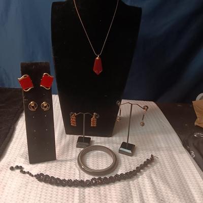 COSTUME JEWELRY WITH CLIP ON & SCREW BACK EARRINGS