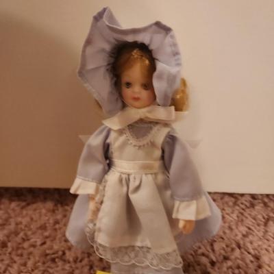 1985 Victorian Style Porcelain Cloth Dolls