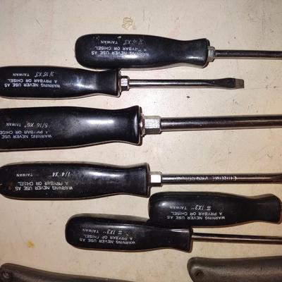 PLASTIC TOOLBOX, PHILLIPS AND FLATHEAD SCREWDRIVERS VARIETY OF SIZES