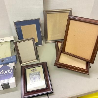 1093 Lot of Picture Frames
