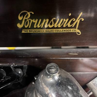 ANTIQUE BRUNSWICK MODEL 207 WIND UP PHONOGRAPH PLAYER WITH 78'S ALBUMS