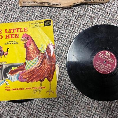 ANTIQUE BRUNSWICK MODEL 207 WIND UP PHONOGRAPH PLAYER WITH 78'S ALBUMS