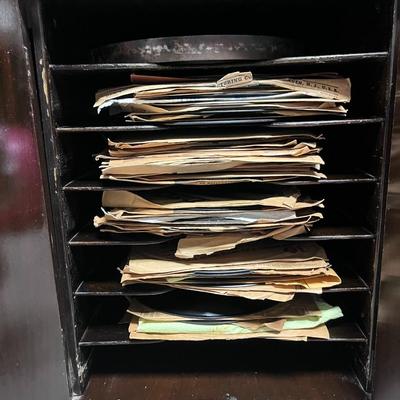 ANTIQUE BRUNSWICK MODEL 207 WIND UP PHONOGRAPH PLAYER WITH 78'S ALBUMS