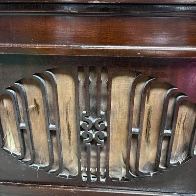 ANTIQUE BRUNSWICK MODEL 207 WIND UP PHONOGRAPH PLAYER WITH 78'S ALBUMS