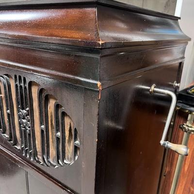 ANTIQUE BRUNSWICK MODEL 207 WIND UP PHONOGRAPH PLAYER WITH 78'S ALBUMS