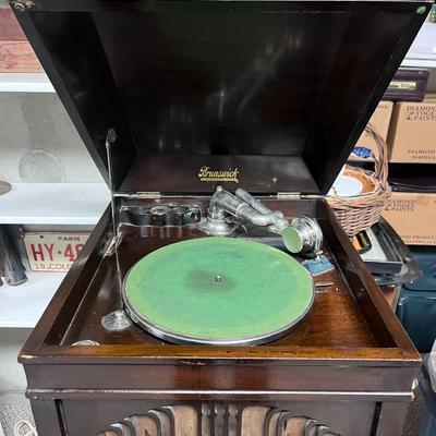 ANTIQUE BRUNSWICK MODEL 207 WIND UP PHONOGRAPH PLAYER WITH 78'S ALBUMS