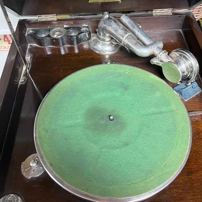 ANTIQUE BRUNSWICK MODEL 207 WIND UP PHONOGRAPH PLAYER WITH 78'S ALBUMS