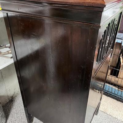 ANTIQUE BRUNSWICK MODEL 207 WIND UP PHONOGRAPH PLAYER WITH 78'S ALBUMS