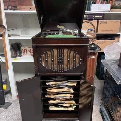 ANTIQUE BRUNSWICK MODEL 207 WIND UP PHONOGRAPH PLAYER WITH 78'S ALBUMS