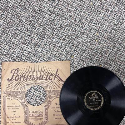 ANTIQUE BRUNSWICK MODEL 207 WIND UP PHONOGRAPH PLAYER WITH 78'S ALBUMS