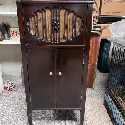 ANTIQUE BRUNSWICK MODEL 207 WIND UP PHONOGRAPH PLAYER WITH 78'S ALBUMS