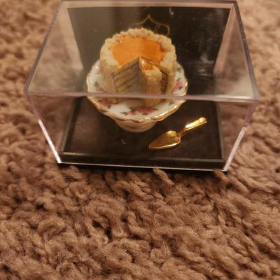 Reutter Porcelain Cake