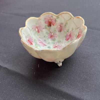 A VARIETY OF CHINA PIECES